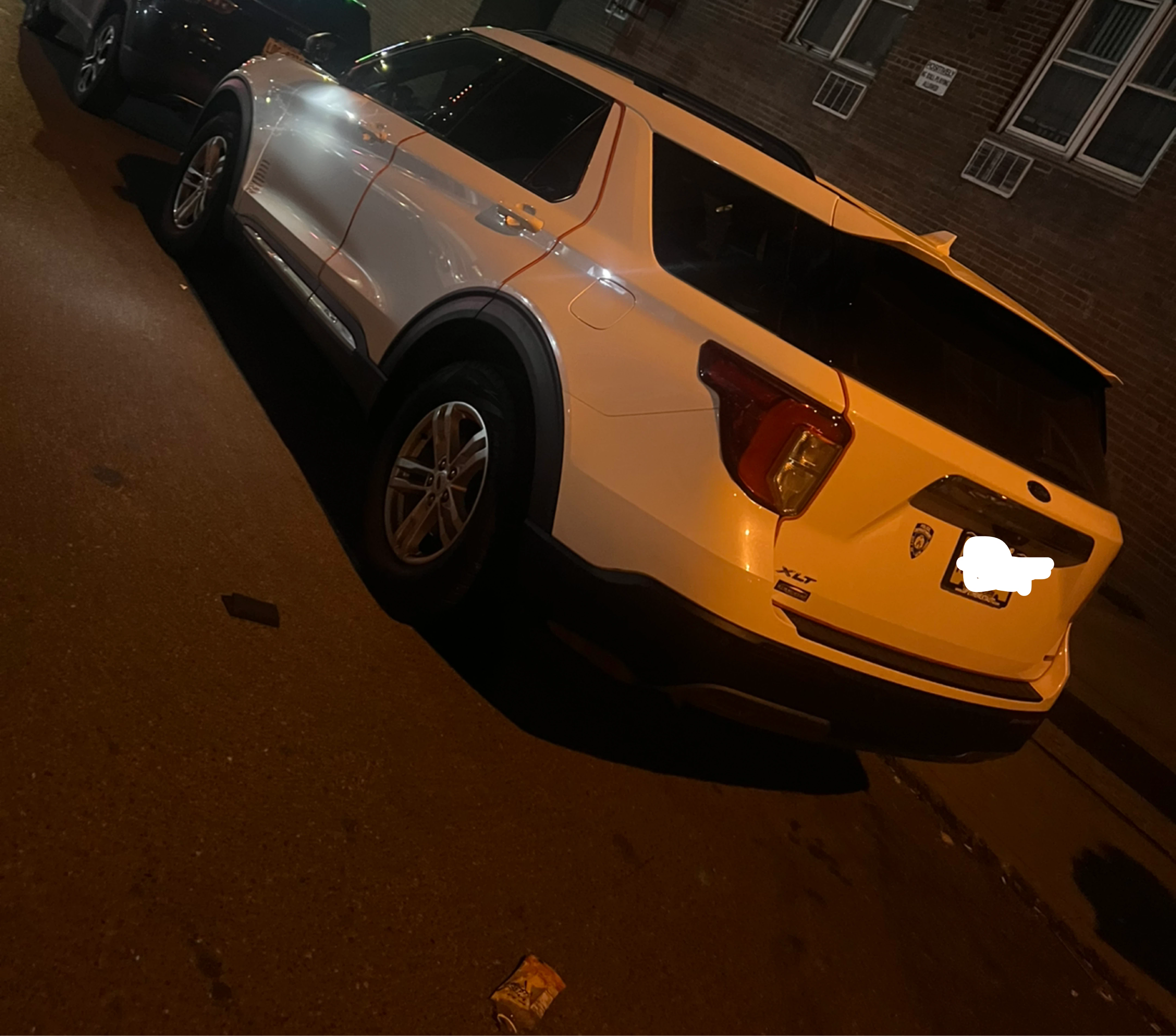 White Ford Explorer XLT - photo 2