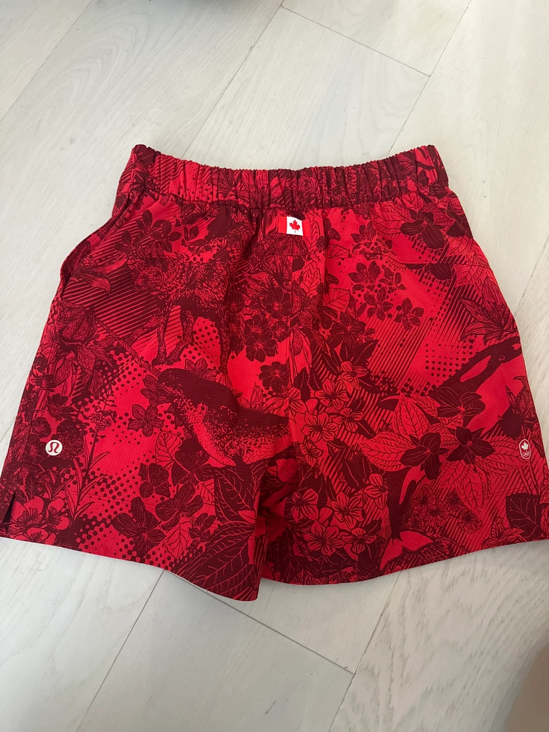 Lululemon Red Floral Running Shorts Size 6 - photo 3