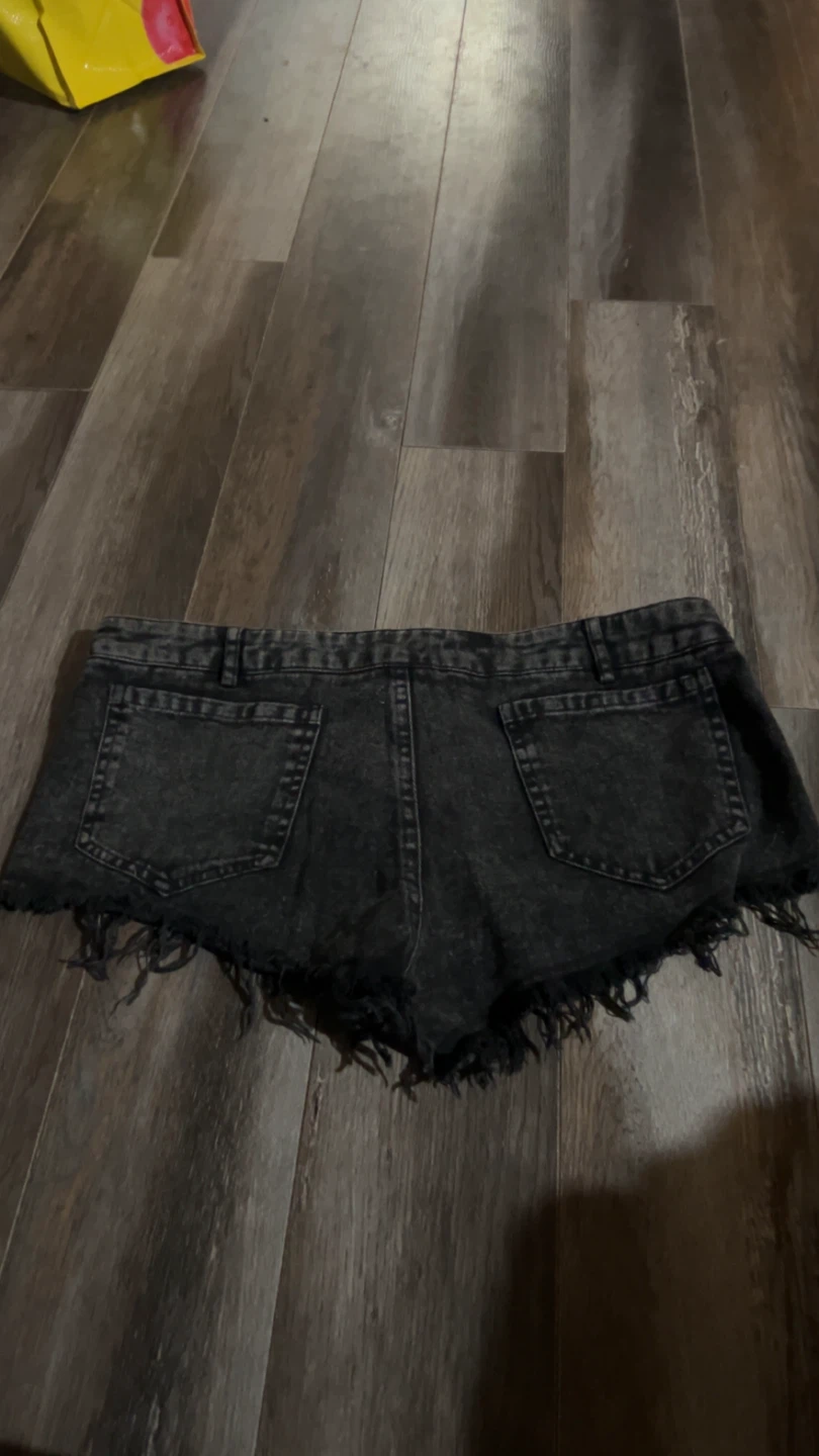 Shorts en denim noir déchiquetés - photo 2