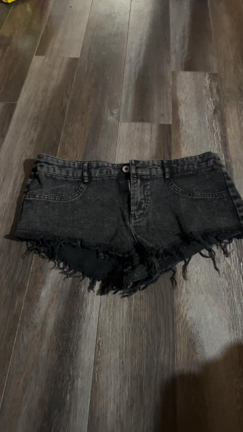 Shorts en denim noir déchiquetés