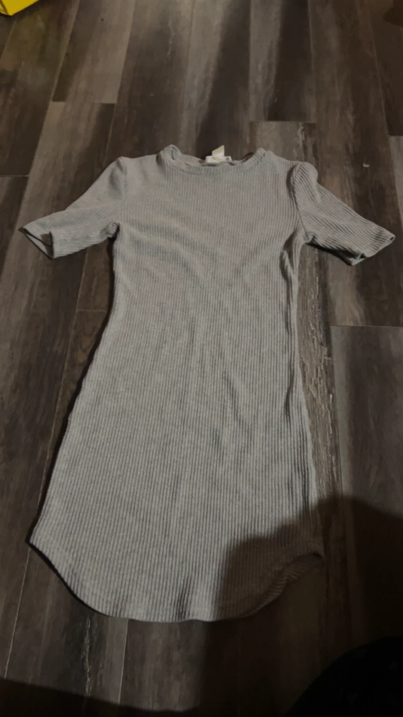 Robe grise à manches courtes