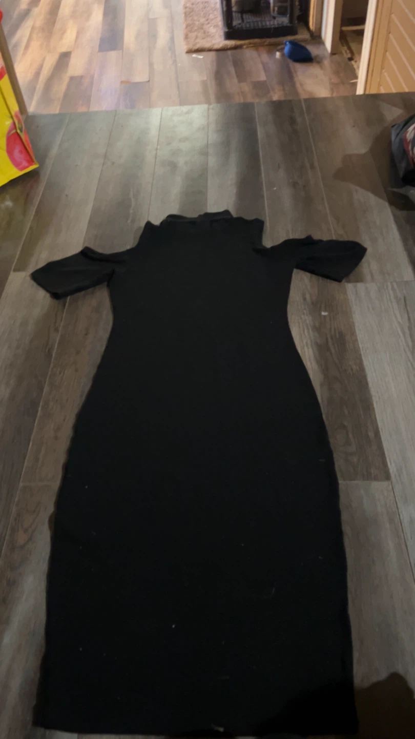 Robe noire à épaules dénudées - photo 2