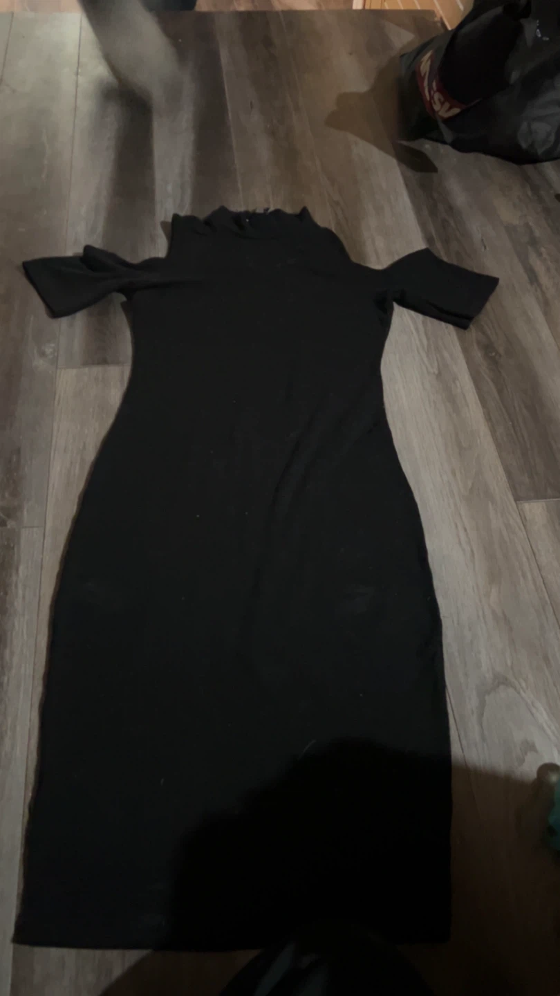 Robe noire à épaules dénudées