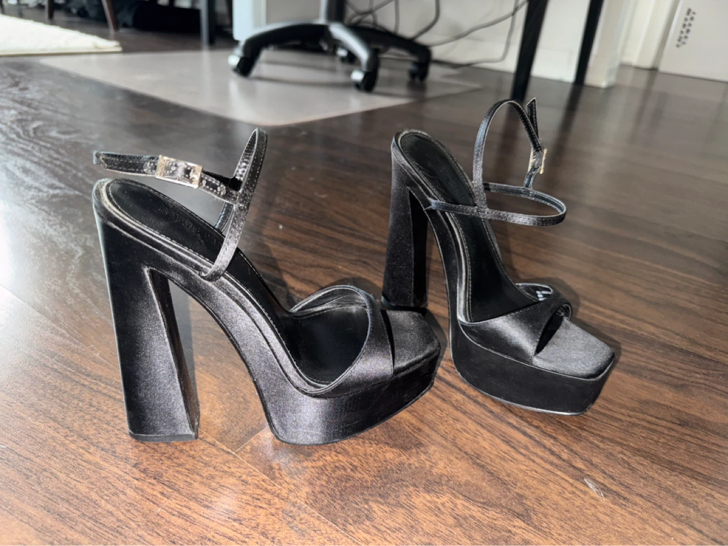 Black platform heels (size 6) - photo 2