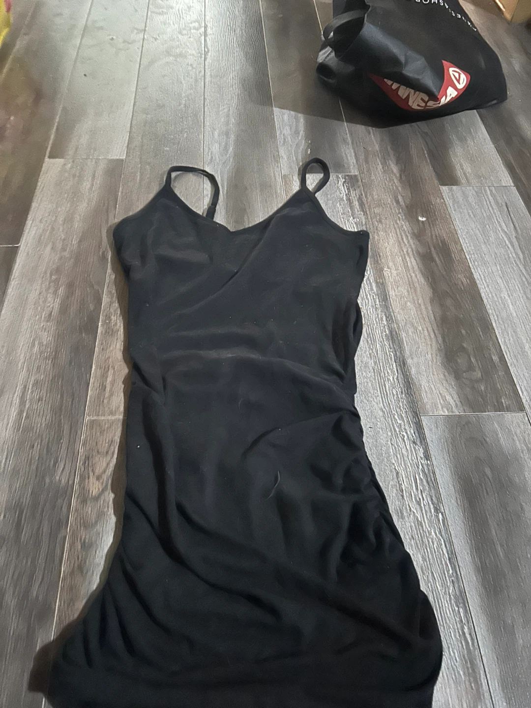 Robe noire à bretelles
