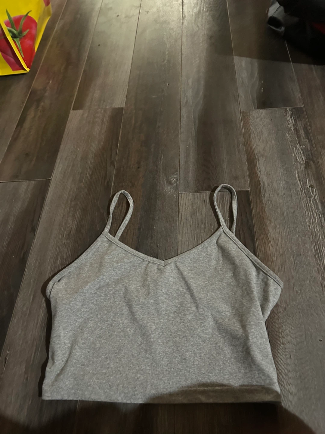 Débardeur gris à fines bretelles