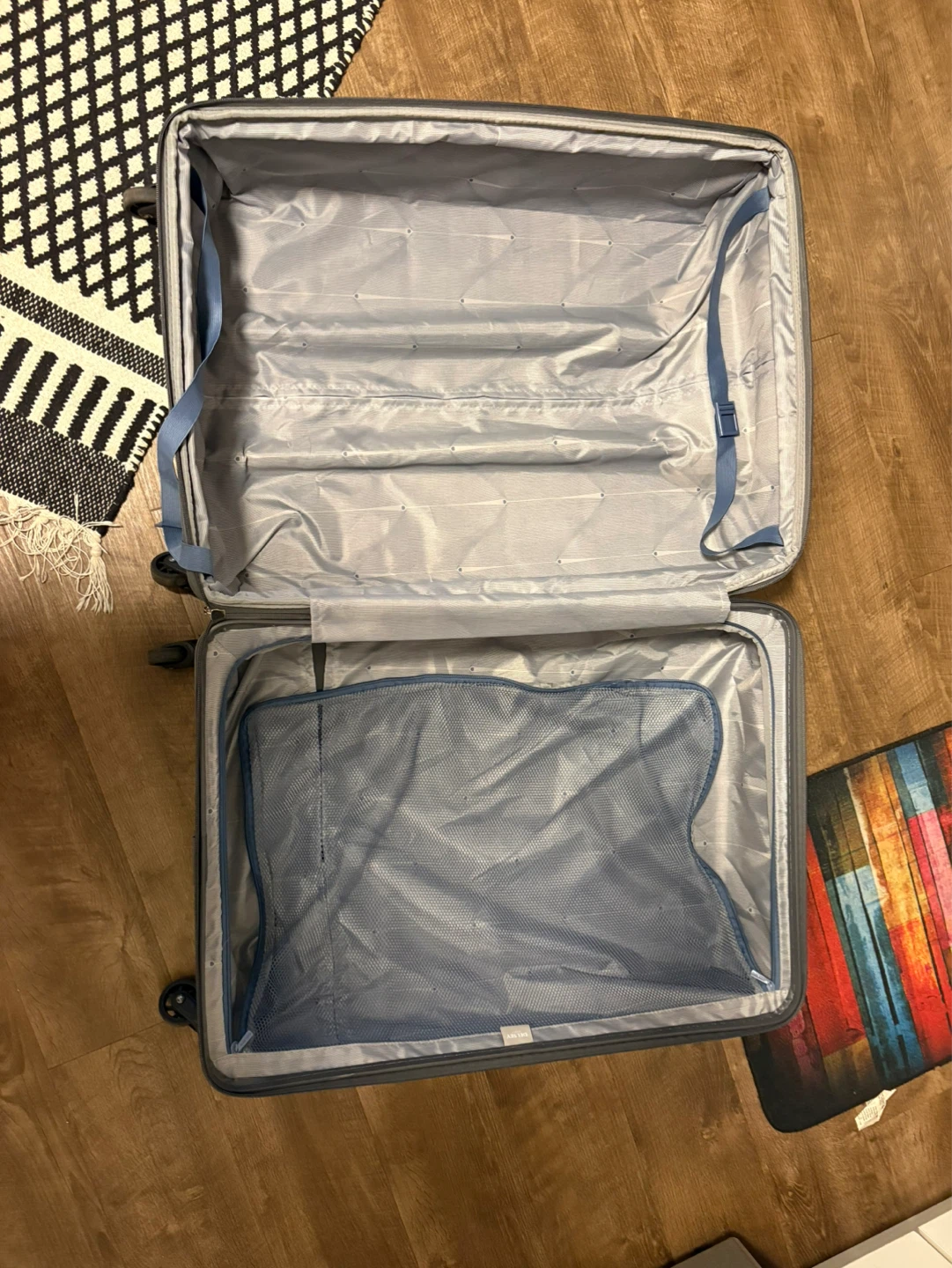 Delsey Light Green Suitcase (size large) - photo 4