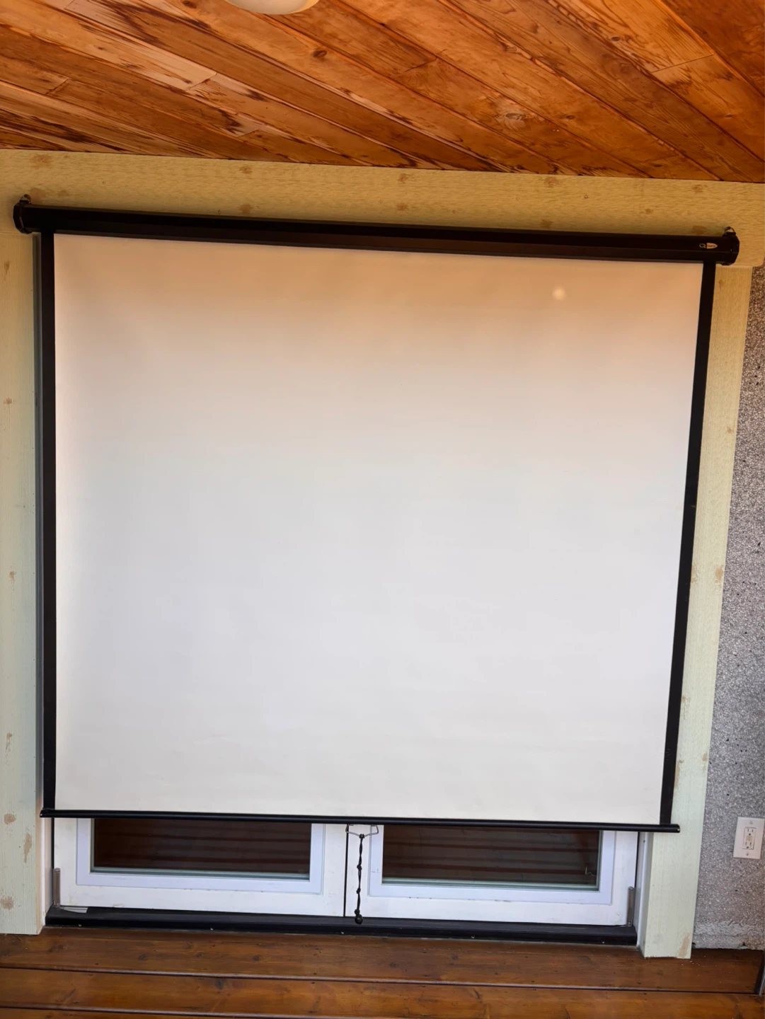 Retractable Projector Screen