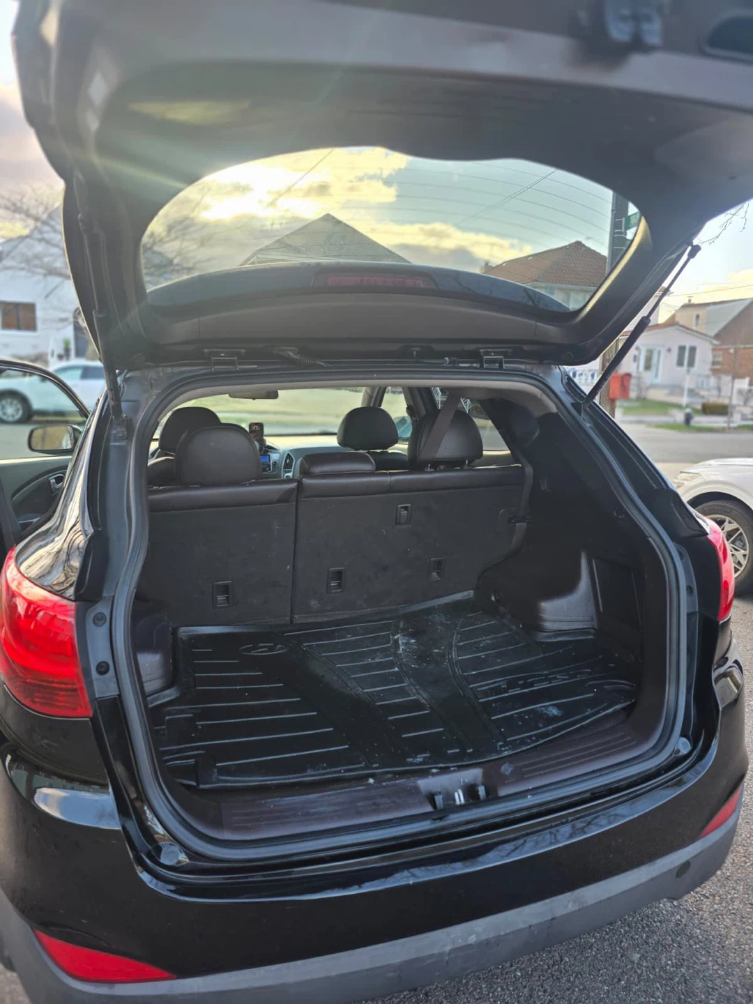 Black Hyundai Tucson SUV 2013