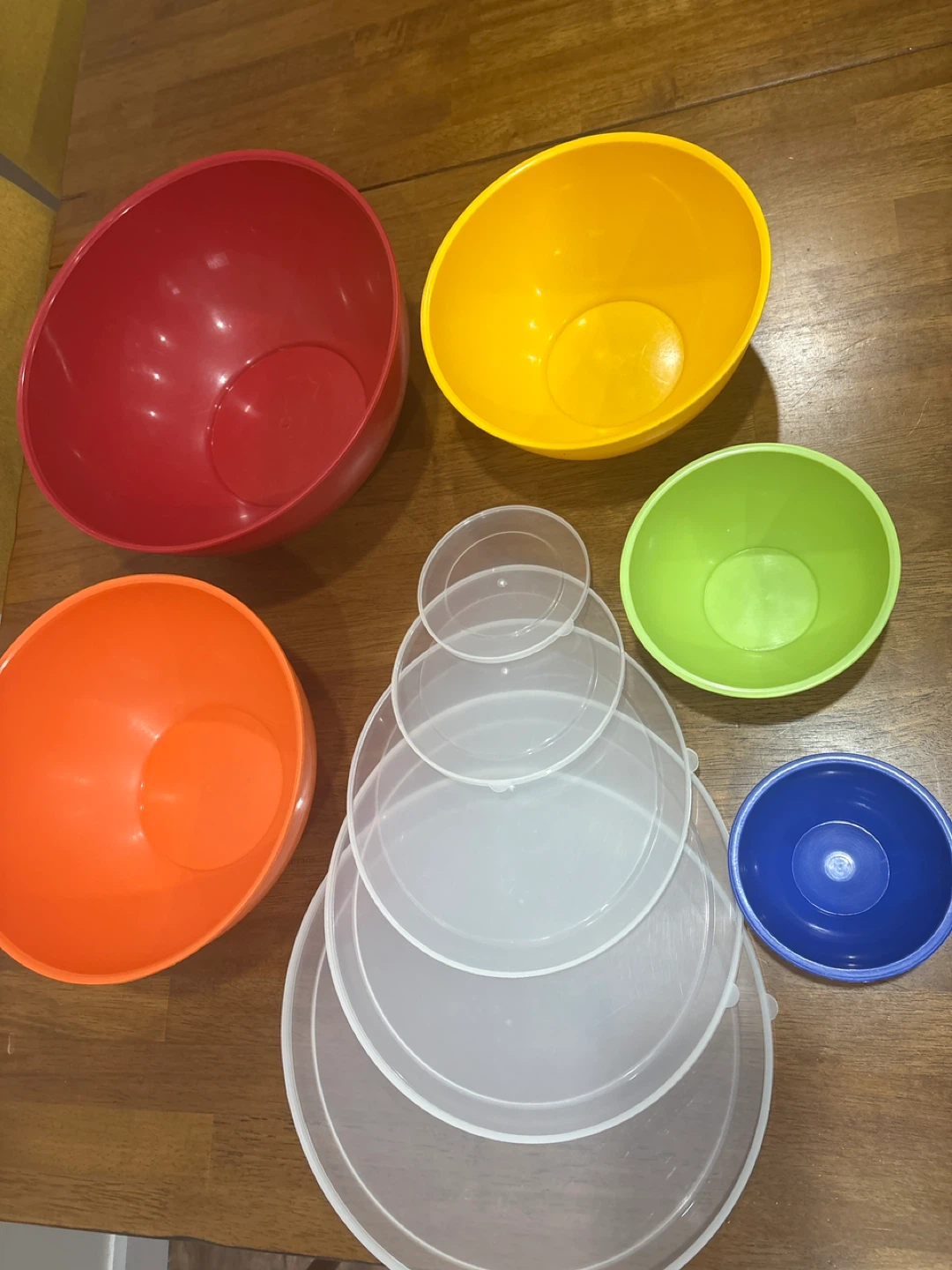 Set of 7 Plastic Mixing Bowls with Lids