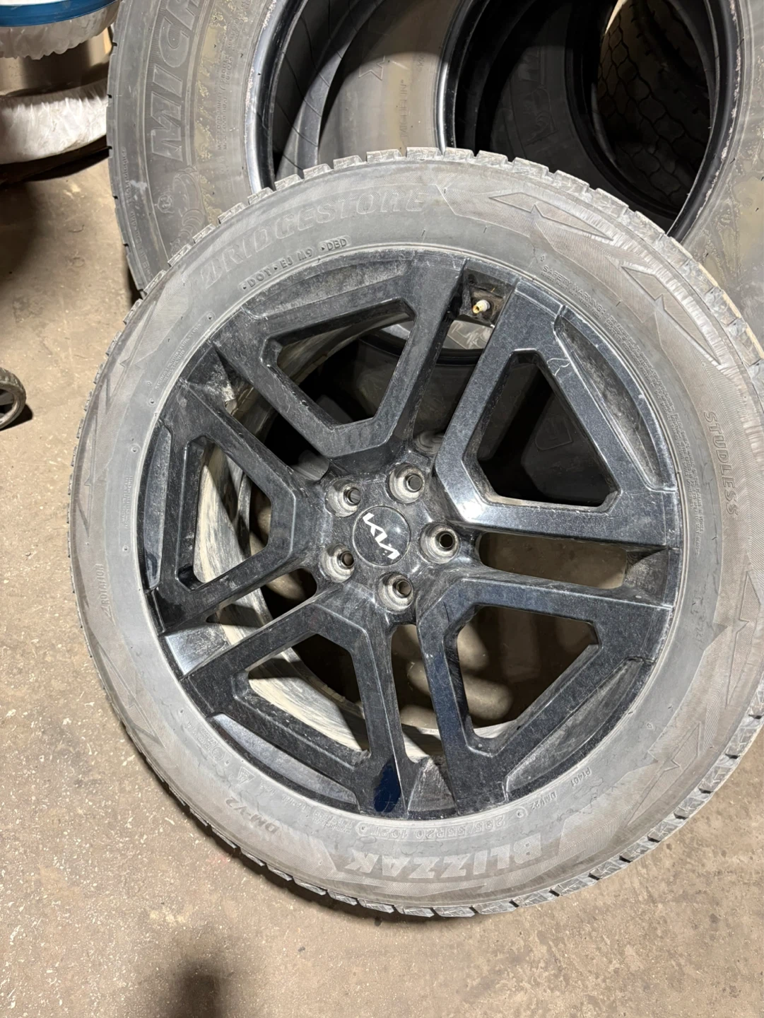 Bridgestone Blizzak DM-V2 Winter Tire 235/55R20