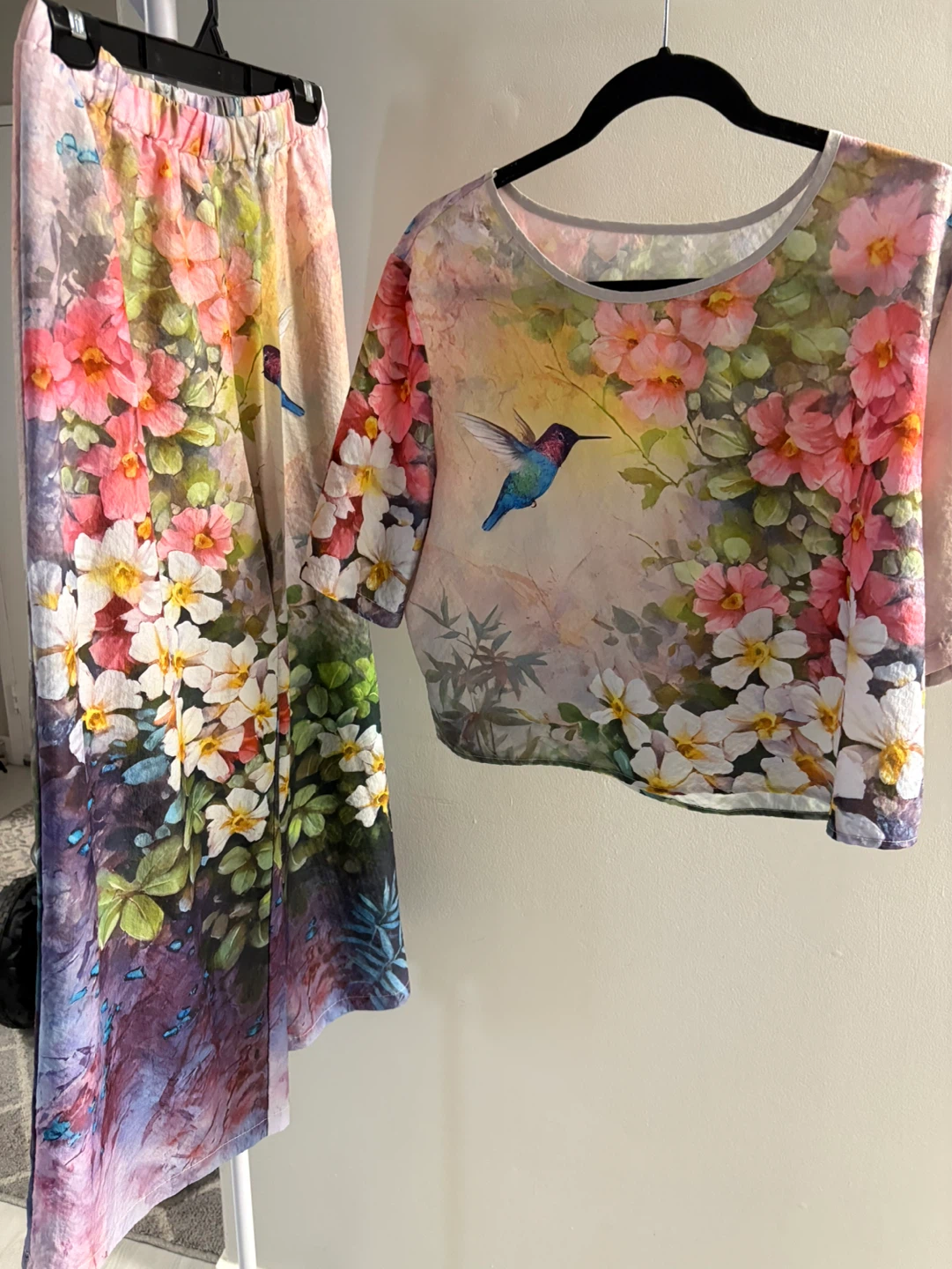Ensemble t-shirt et pantalon fleuris avec oiseaux