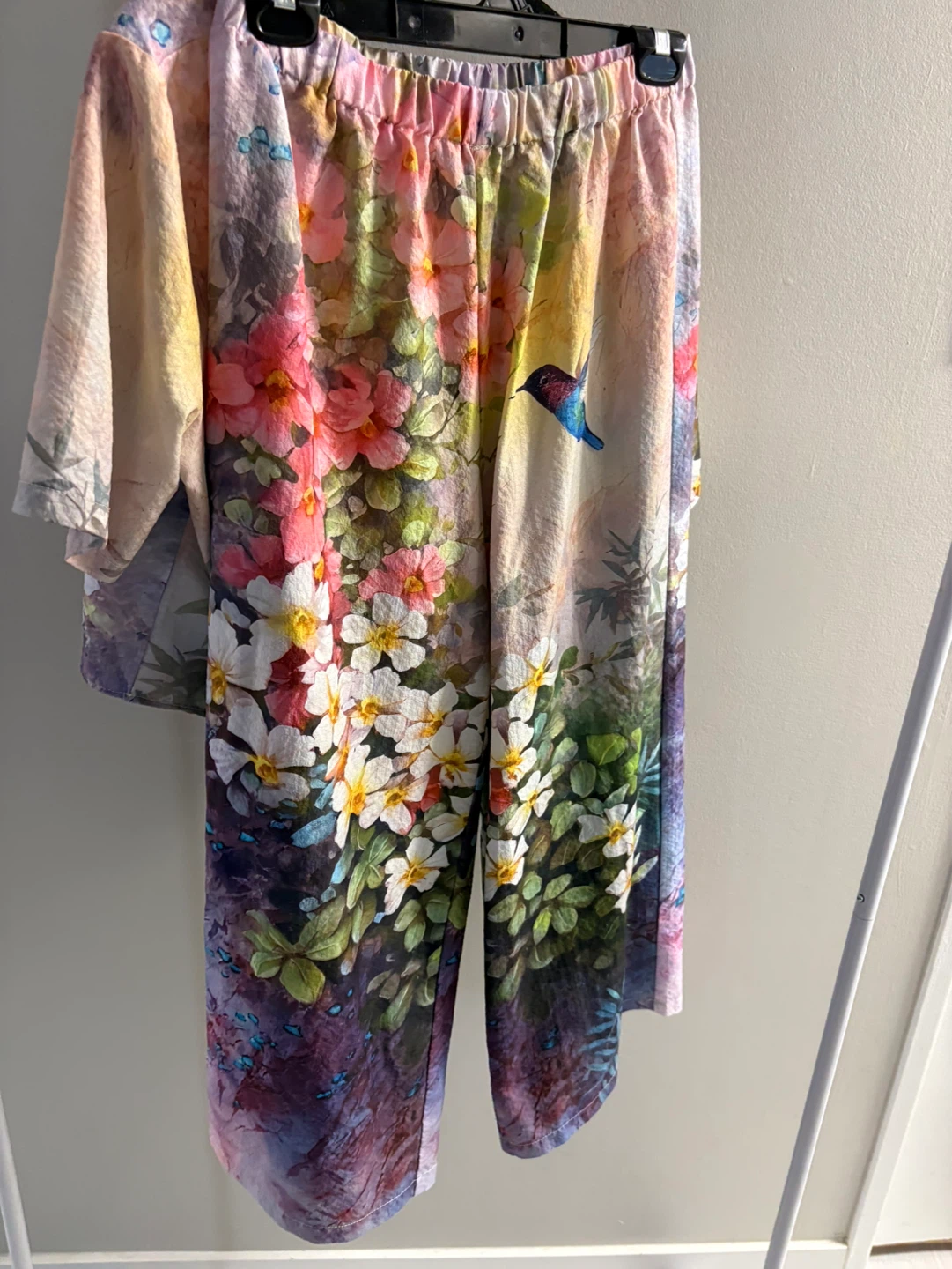 Ensemble t-shirt et pantalon fleuris avec oiseaux - photo 3