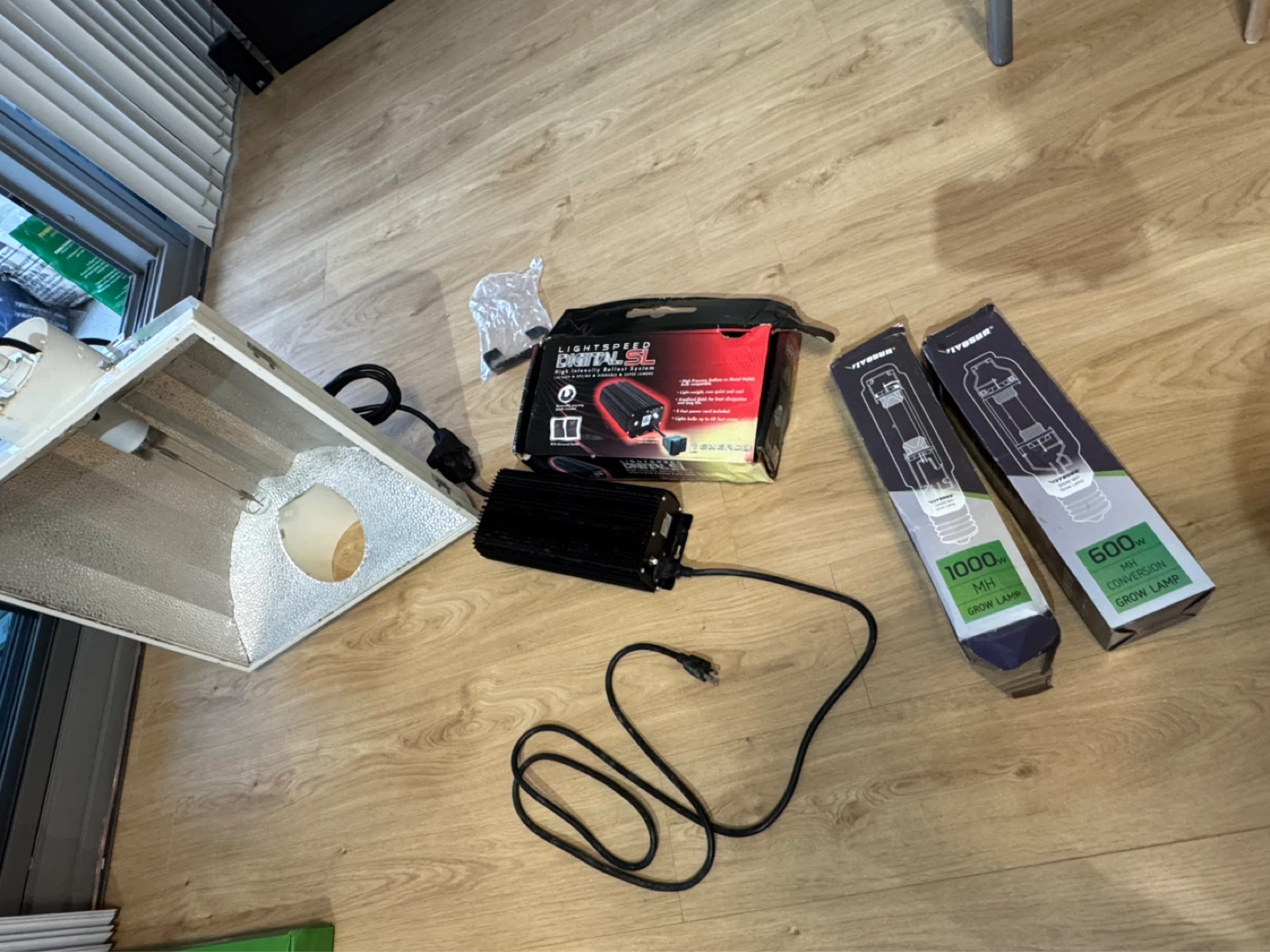 Grow reflector with ballast and lamps - photo 2