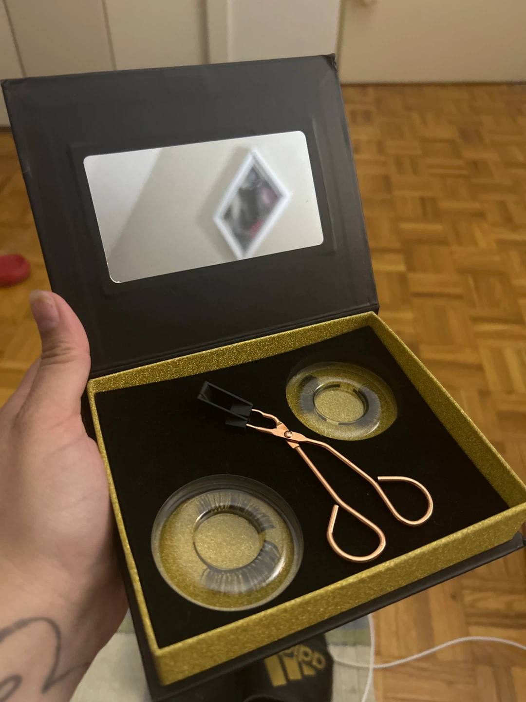 False Eyelash Kit with Applicator and Mirror