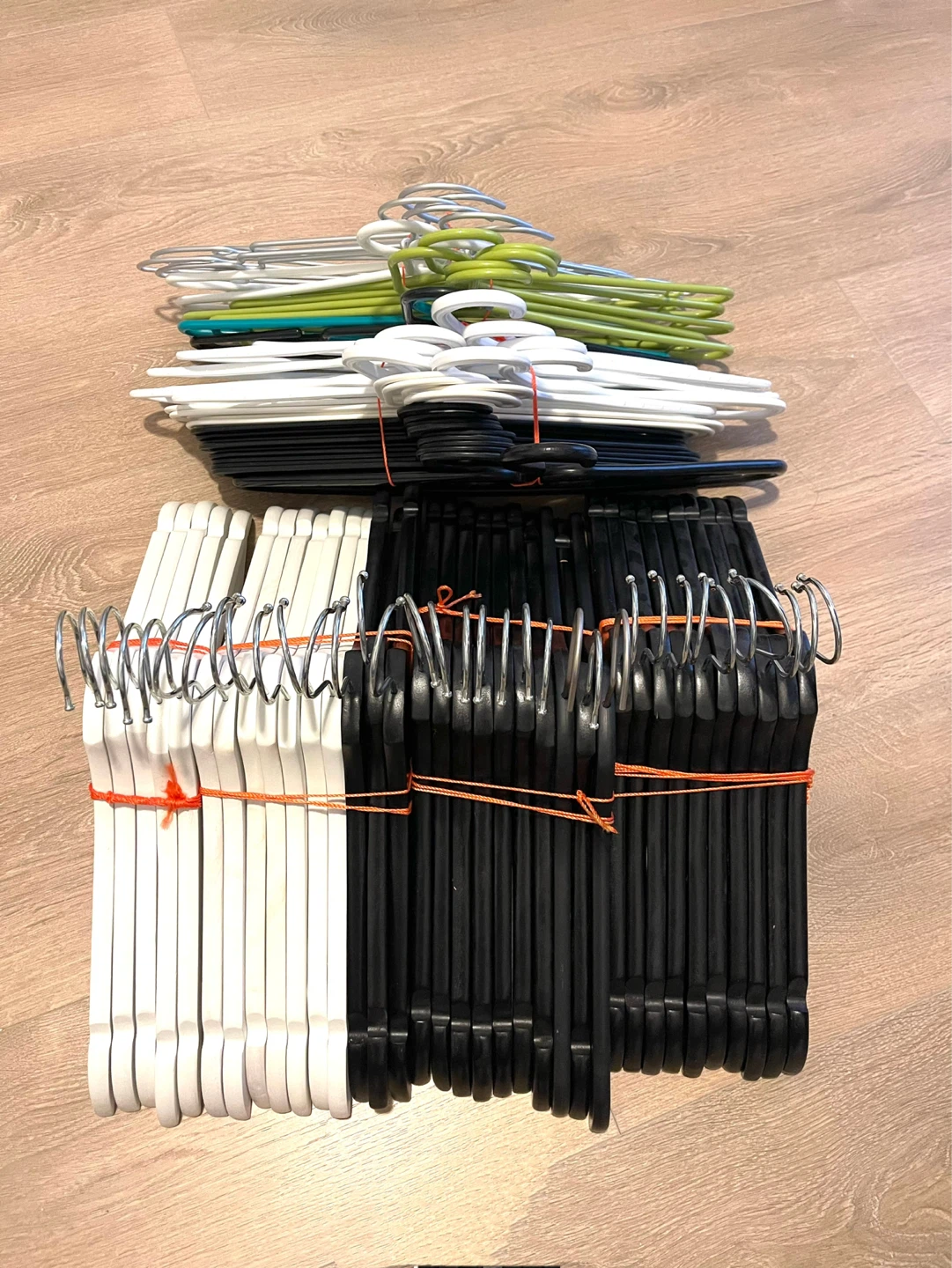 35 IKEA BUMERANG Hangers + 40+ Free Plastic & Metal Hangers - photo 3