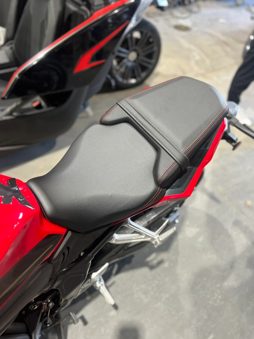 2023 Honda CBR650R - photo 4