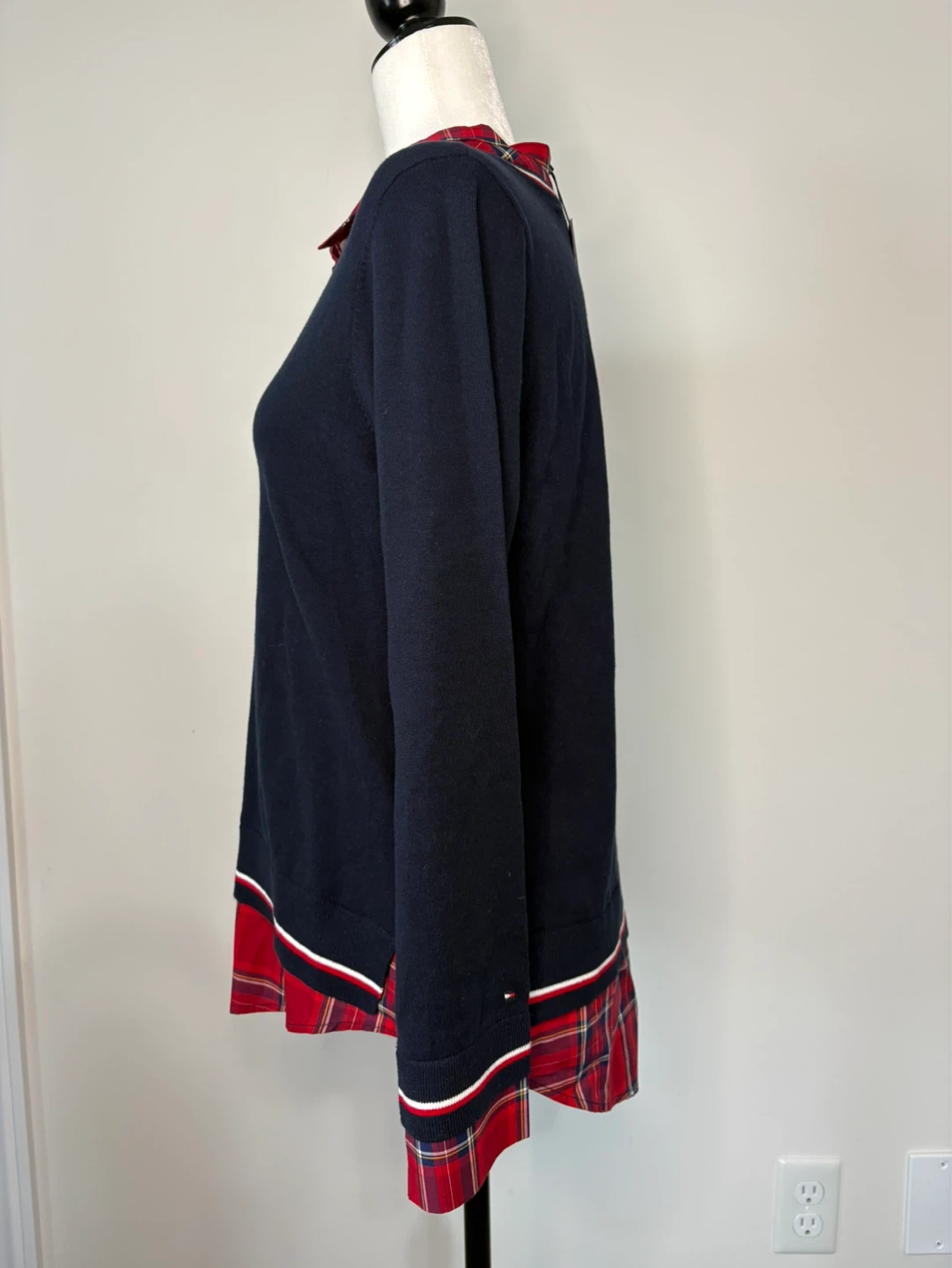 M - NEW w/Tag! Tommy Hilfiger Navy Plaid Trim top - photo 2