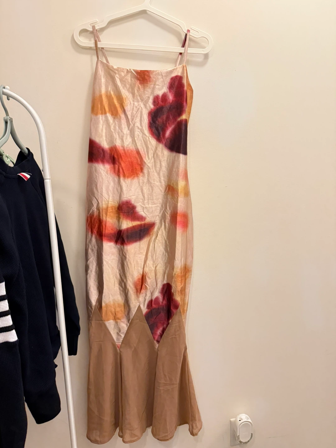 Satin slip dress with tie-dye print - photo 4