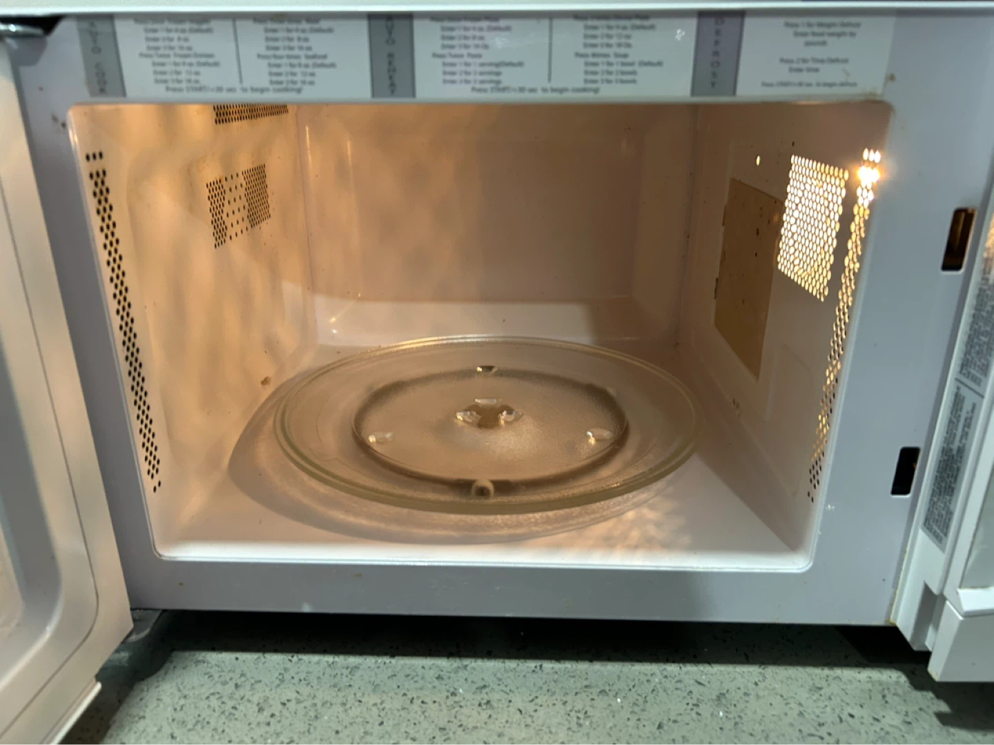 Frigidaire White Microwave - photo 3