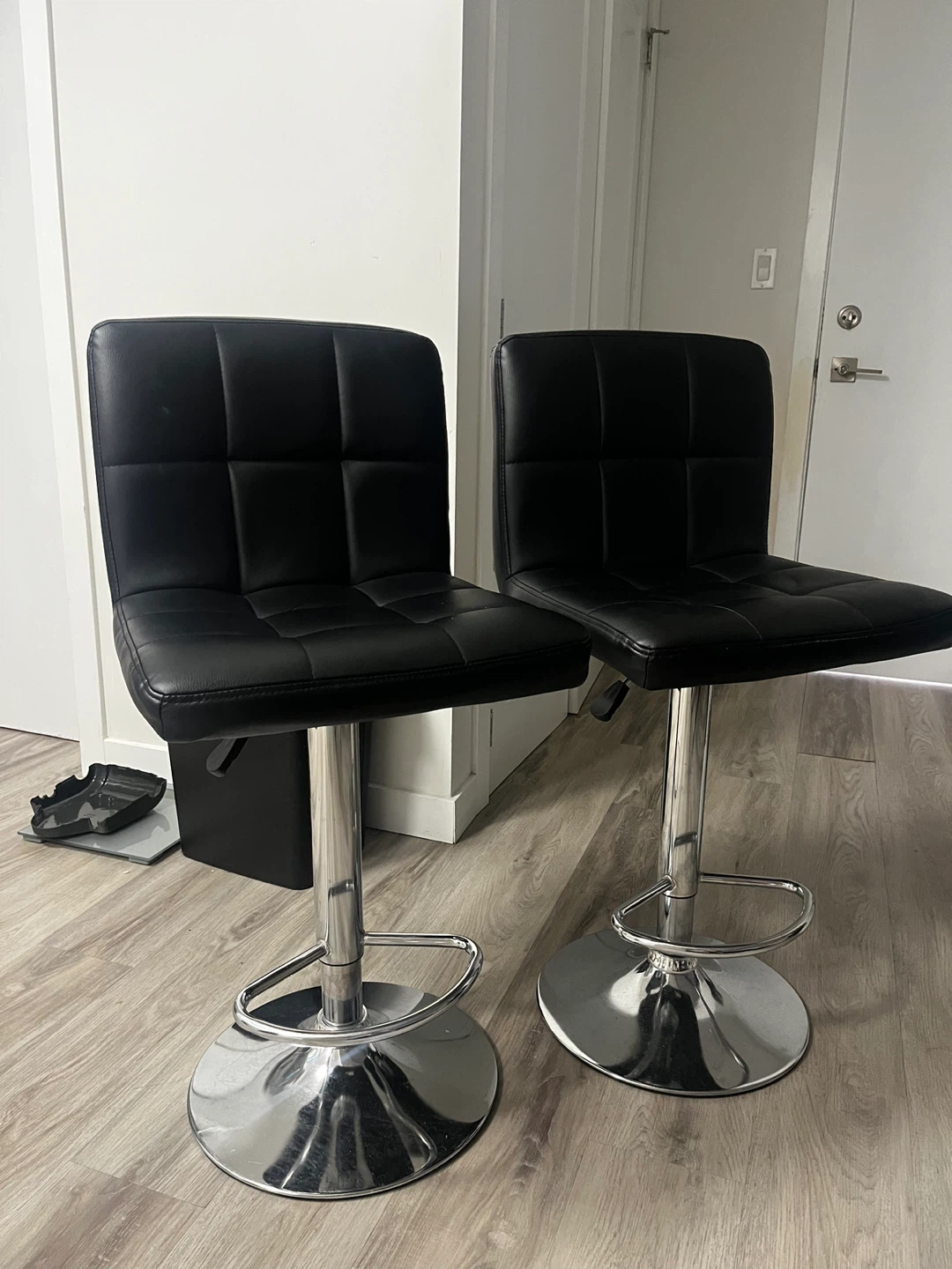Set of 2 Black Faux Leather Bar Stools with Chrome Base - photo 2