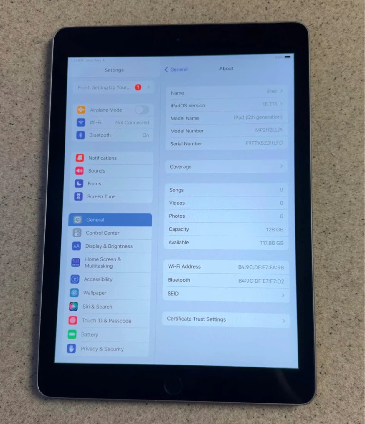 Apple iPad (5th Generation) 128 GB - Silver - photo 3