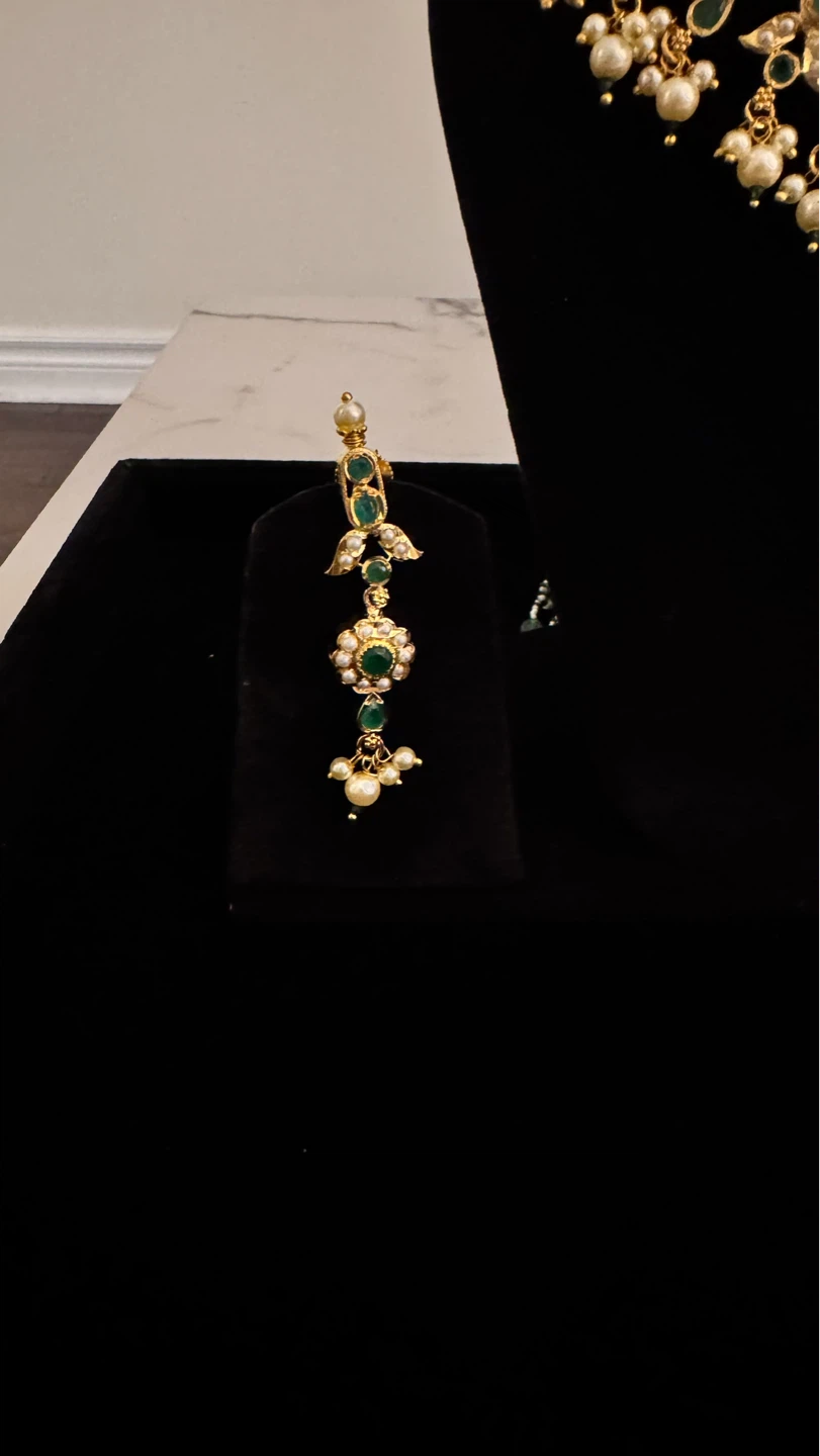 Jadau  Necklace and Earring Set with Green Stones and Pearls - photo 4
