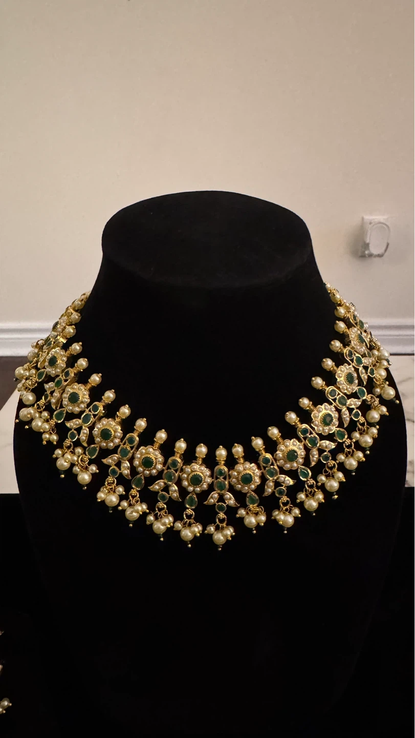Jadau  Necklace and Earring Set with Green Stones and Pearls - photo 2