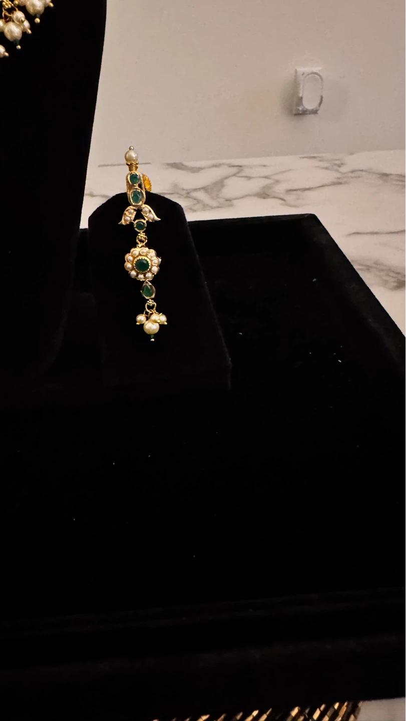 Jadau  Necklace and Earring Set with Green Stones and Pearls - photo 3