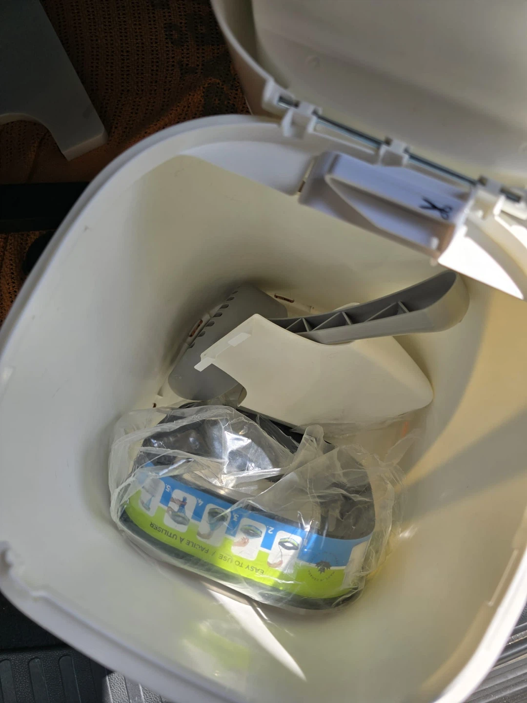 LitterLocker cat with scoop - photo 5