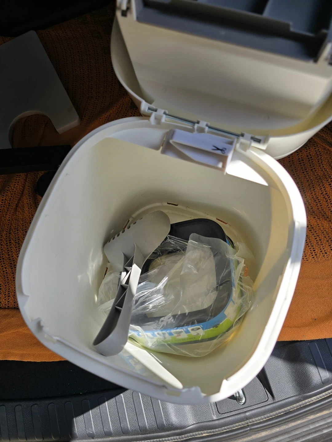 LitterLocker cat with scoop - photo 2