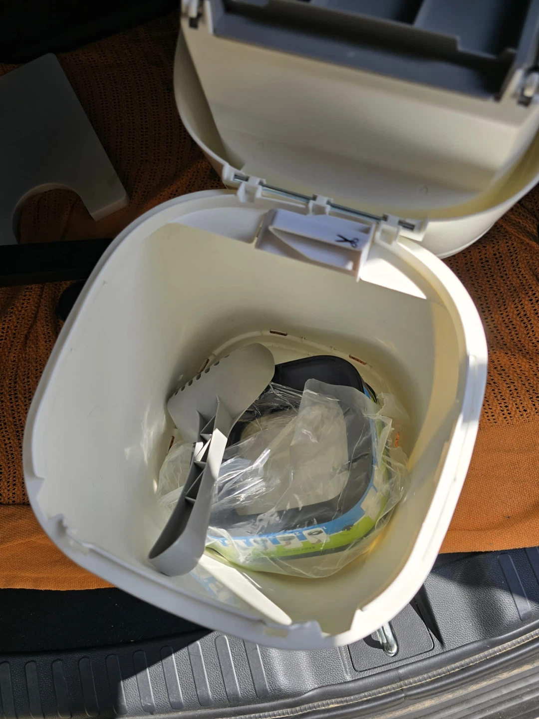 LitterLocker cat with scoop - photo 3