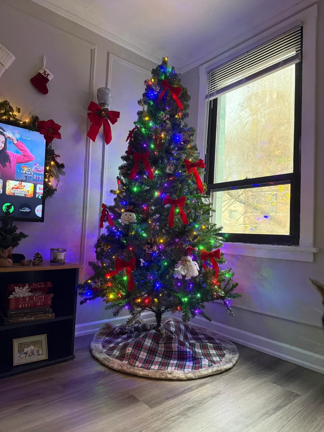 Pre-lit Artificial Christmas Tree with Ornaments and Skirt