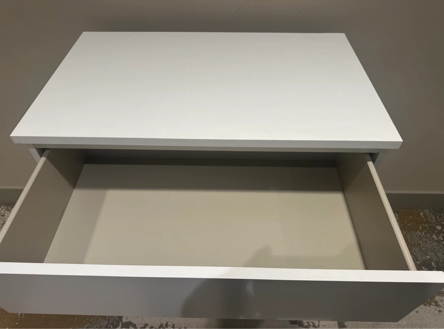Excellent condition white 4 drawers *Free delivery - photo 3