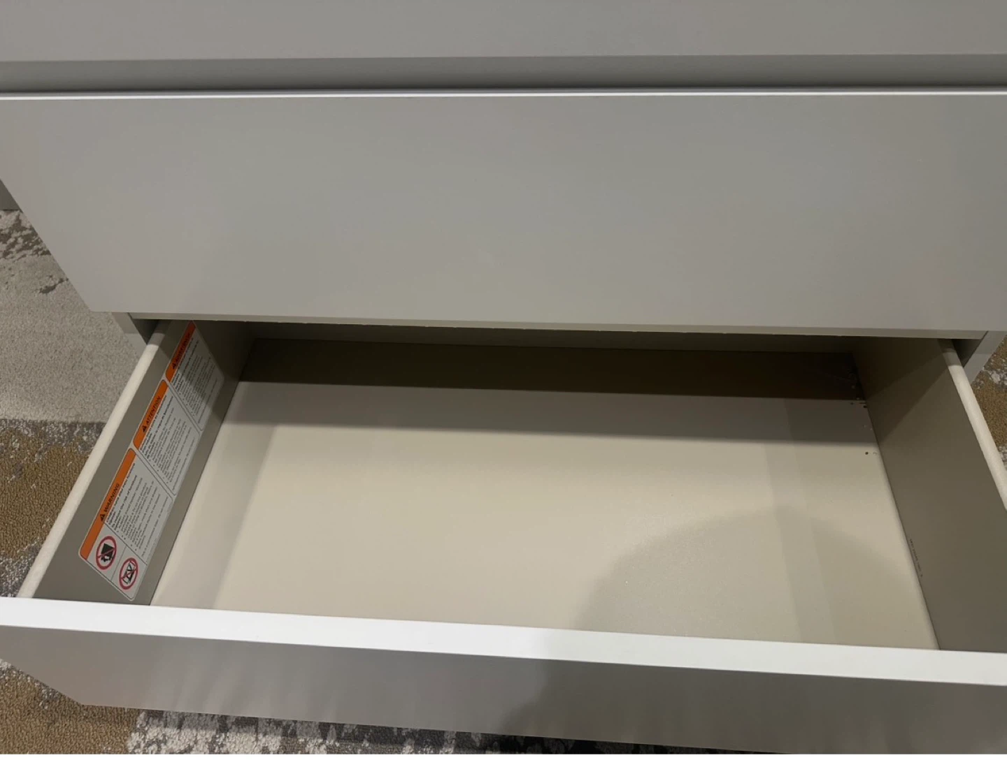 Excellent condition white 4 drawers *Free delivery - photo 2