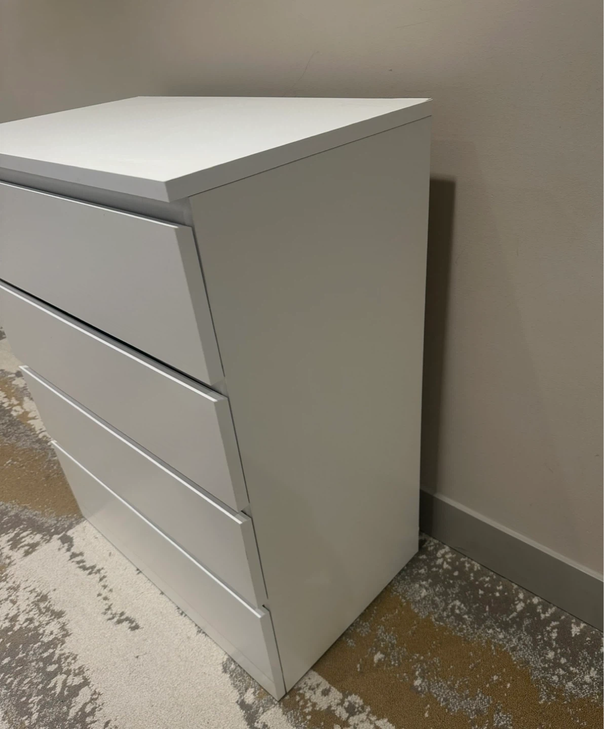 Excellent condition white 4 drawers *Free delivery - photo 4