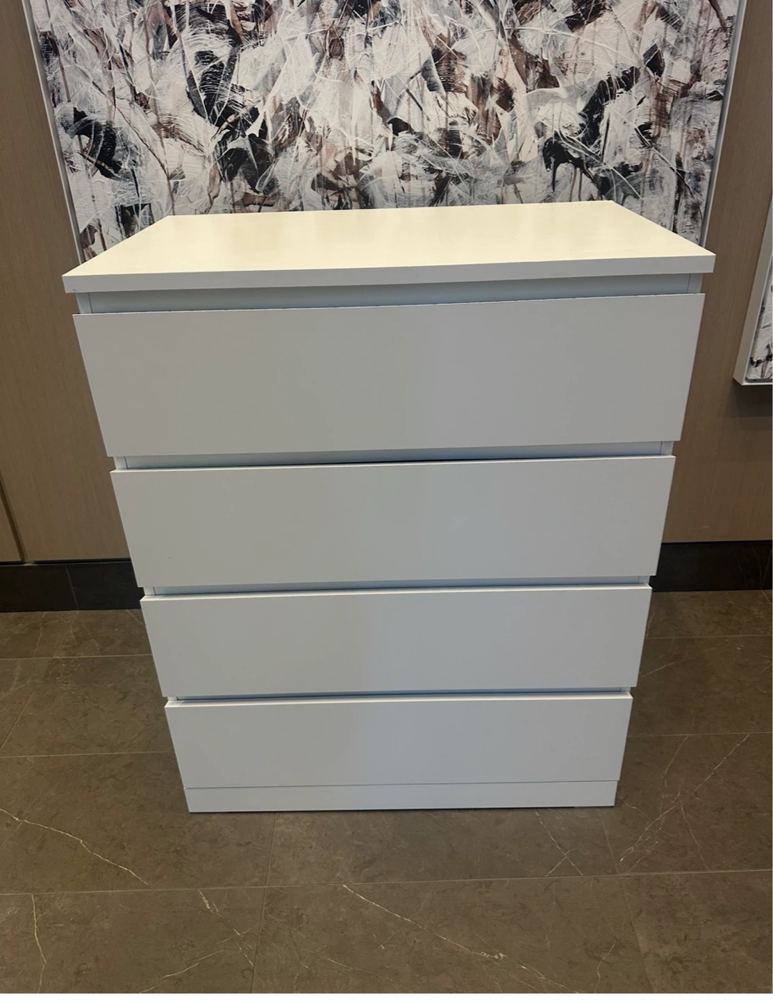 Excellent condition white 4 drawers *Free delivery