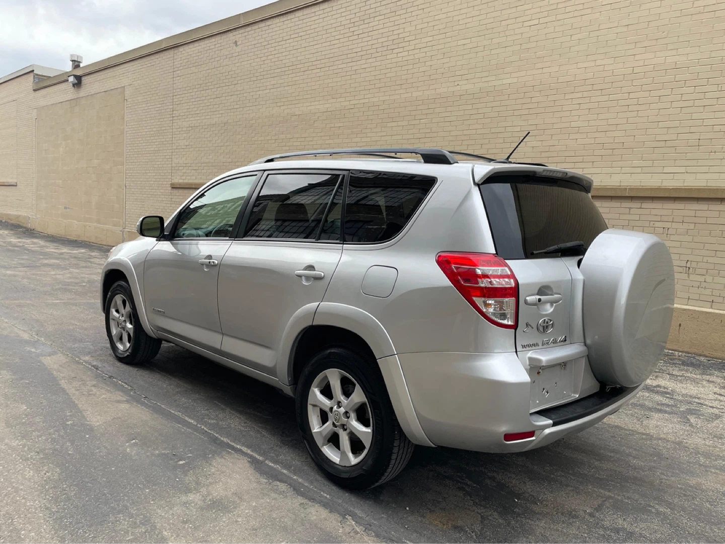 2010 silver  Toyota RAV4 V6 SUV con 124 mil millas - photo 4