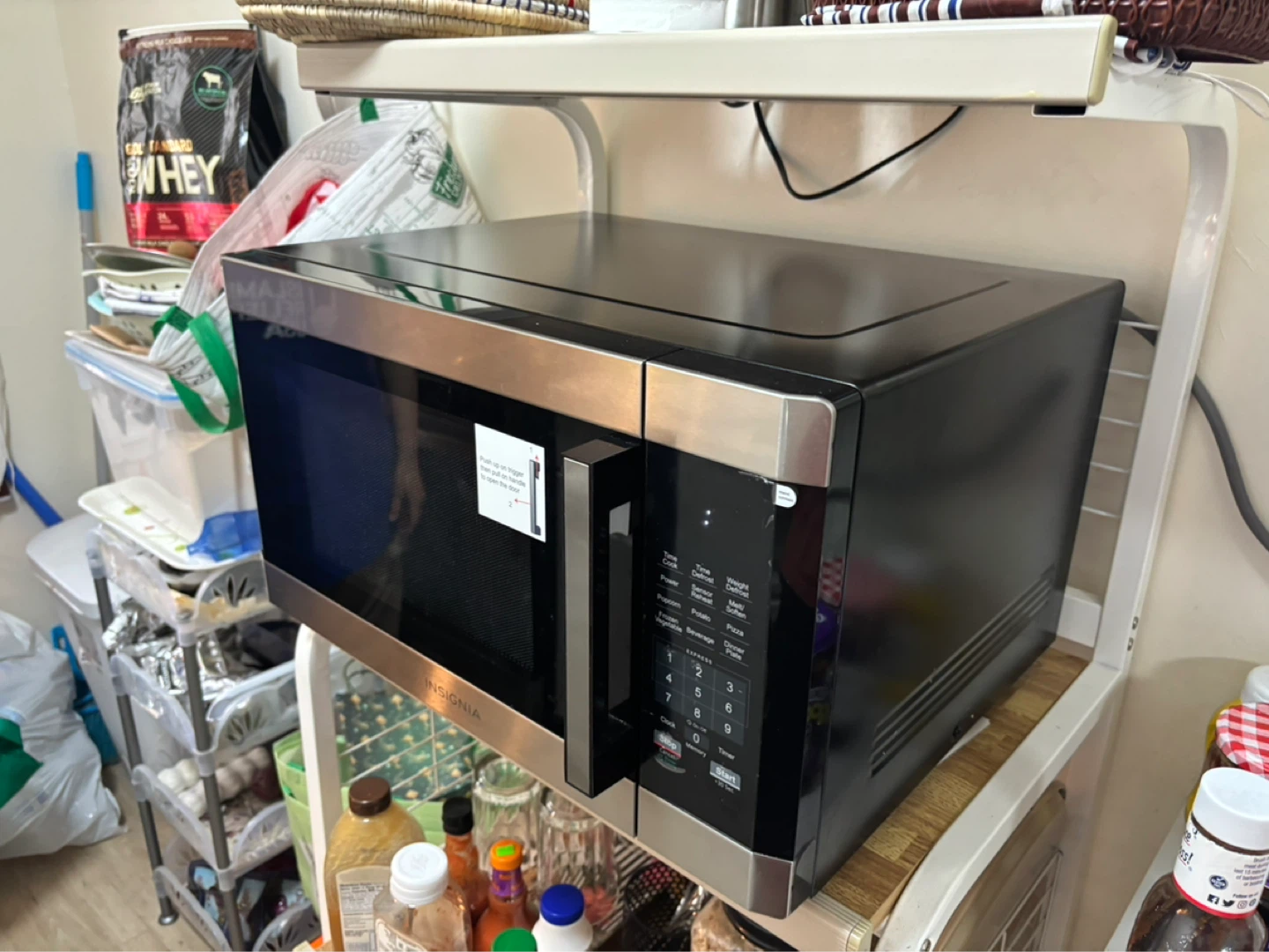 Insignia Microwave Oven barely used 1.6 cu ft - photo 2