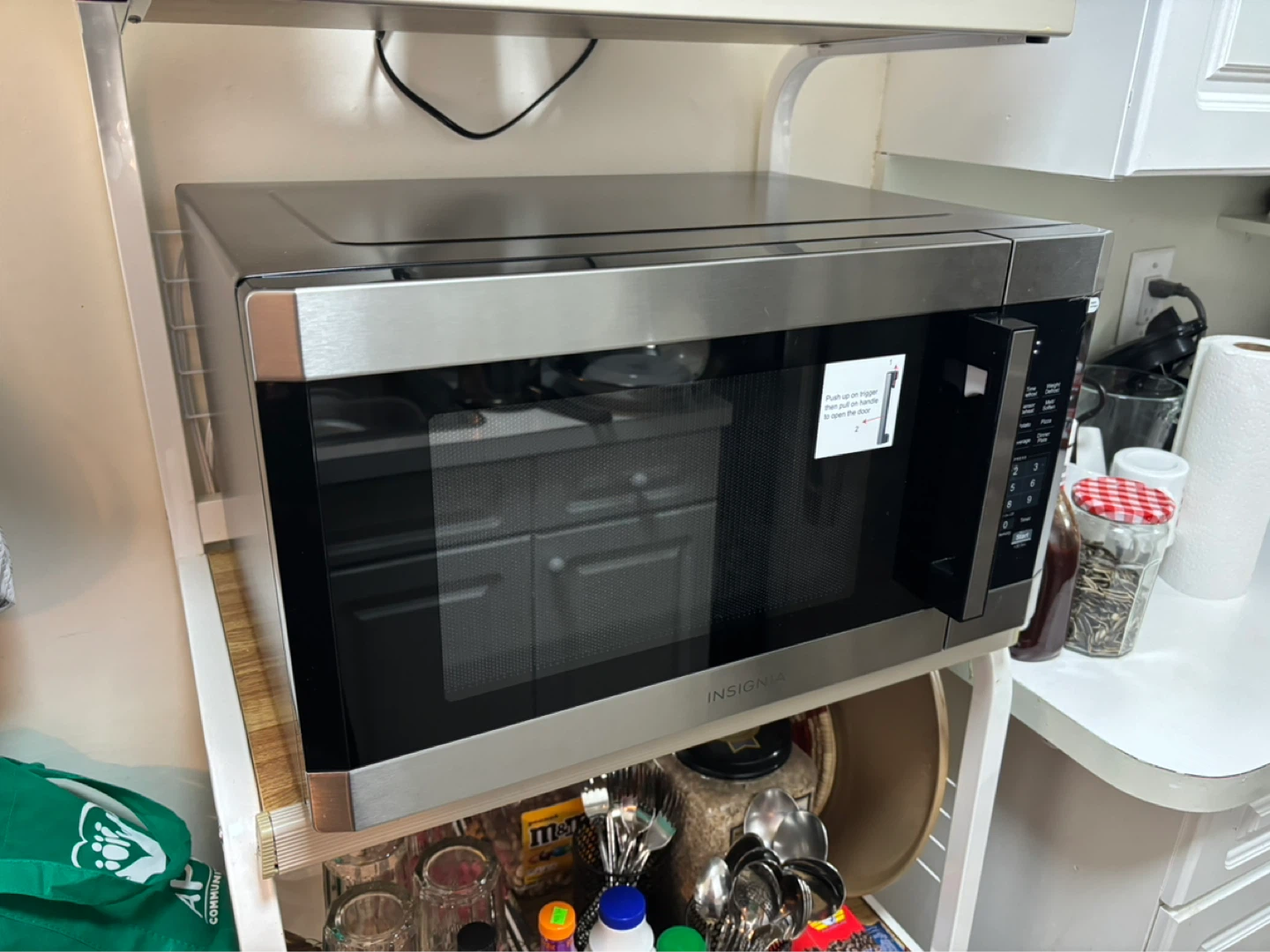 Insignia Microwave Oven barely used 1.6 cu ft