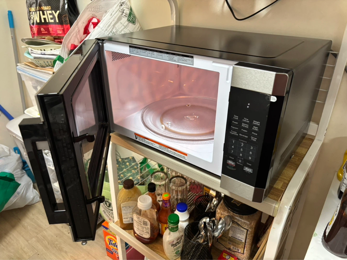 Insignia Microwave Oven barely used 1.6 cu ft - photo 3