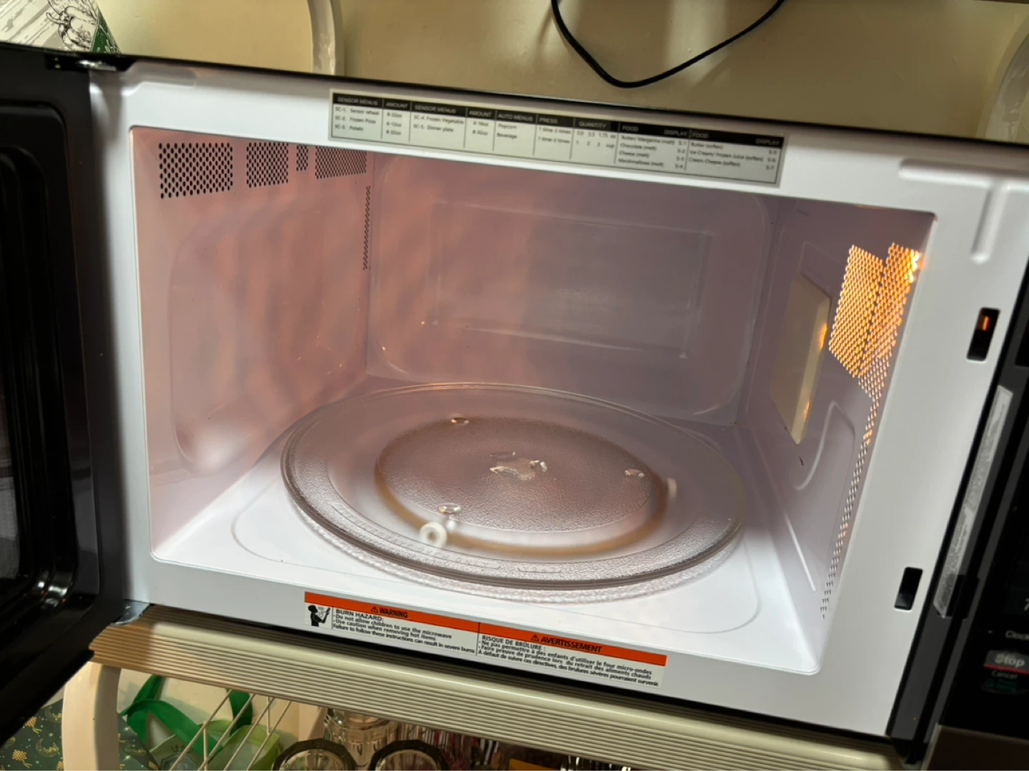 Insignia Microwave Oven barely used 1.6 cu ft - photo 4