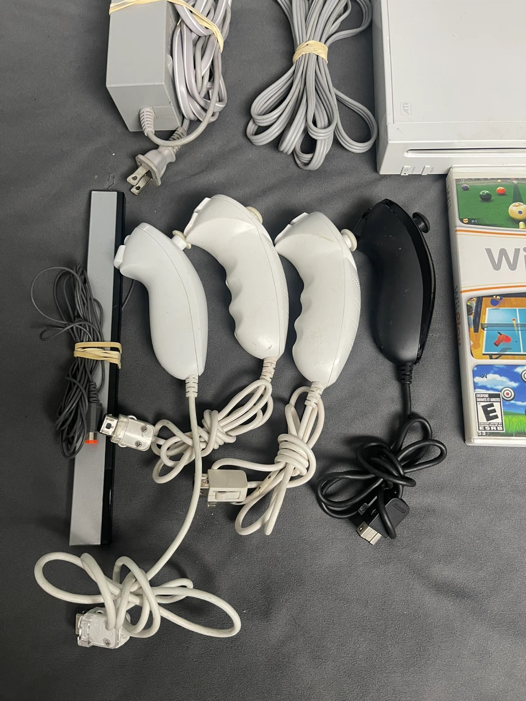 Nintendo Wii Console Bundle with Games and Controllers - photo 3