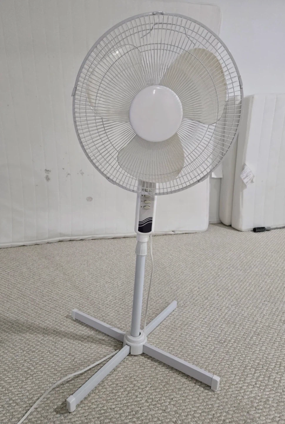 🌱 White Pedestal Stand Fan