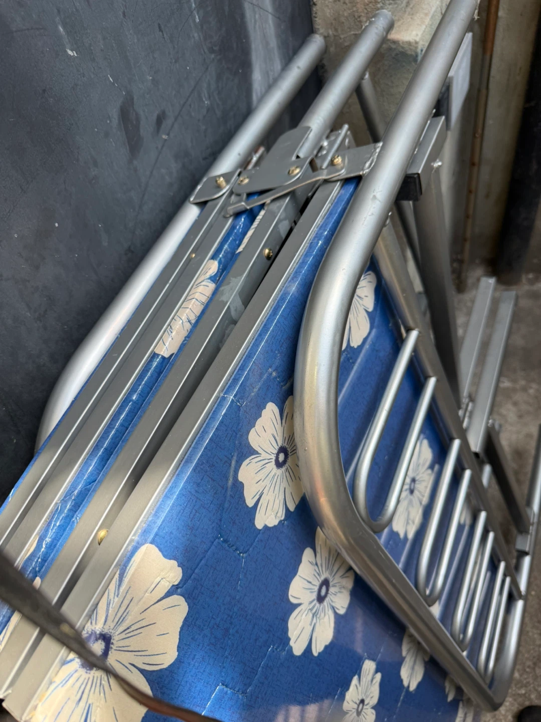 Folding Bed with Blue Floral Mattress - photo 2