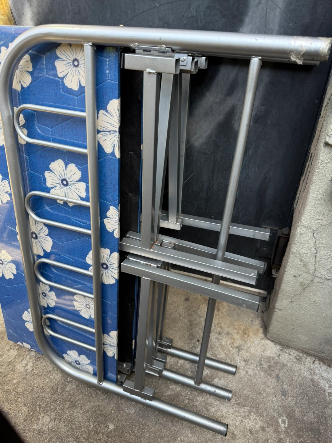 Folding Bed with Blue Floral Mattress - photo 3
