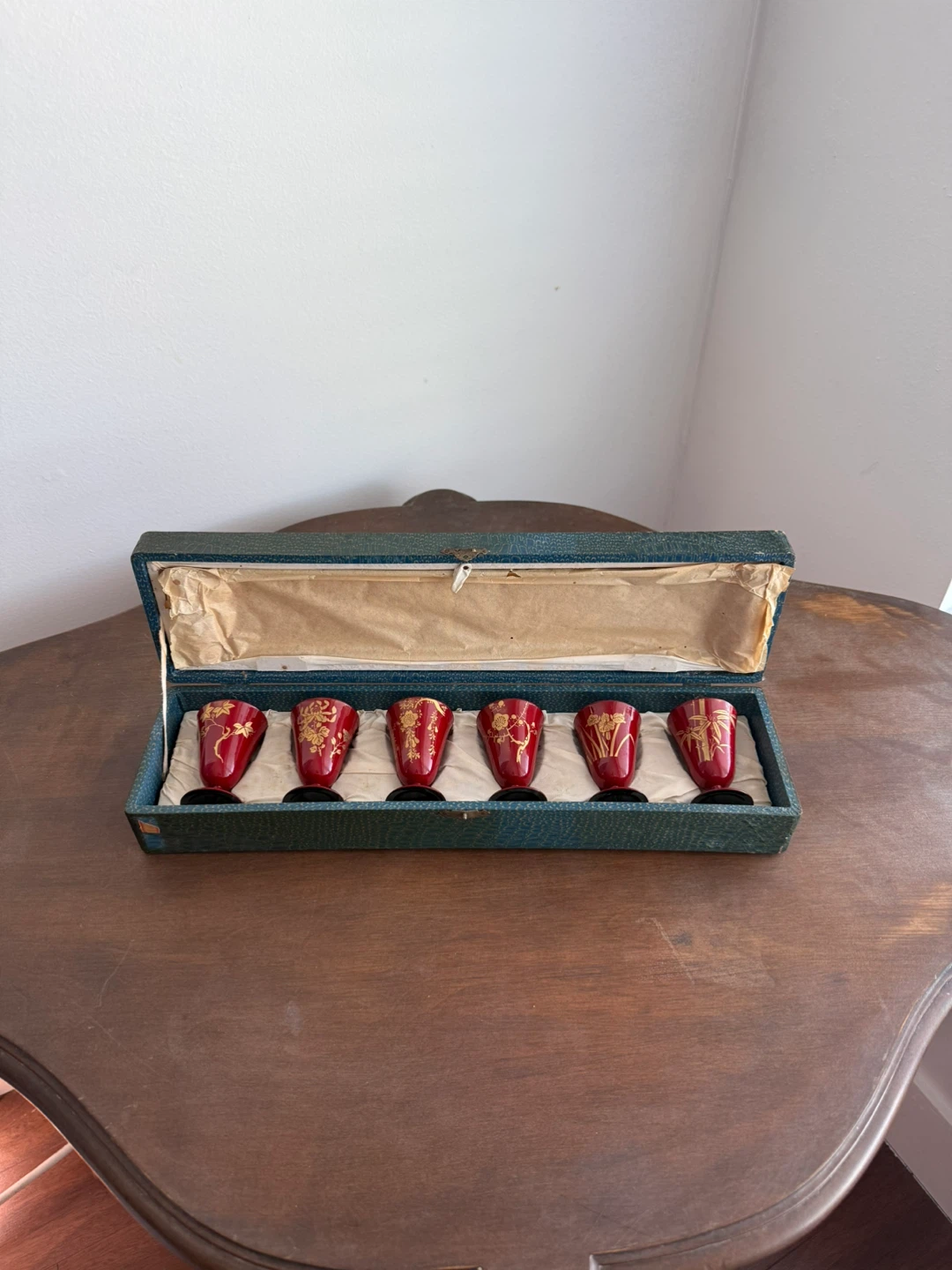 Set of 6 Red Lacquered Sake Cups with Decorative Tray - photo 3