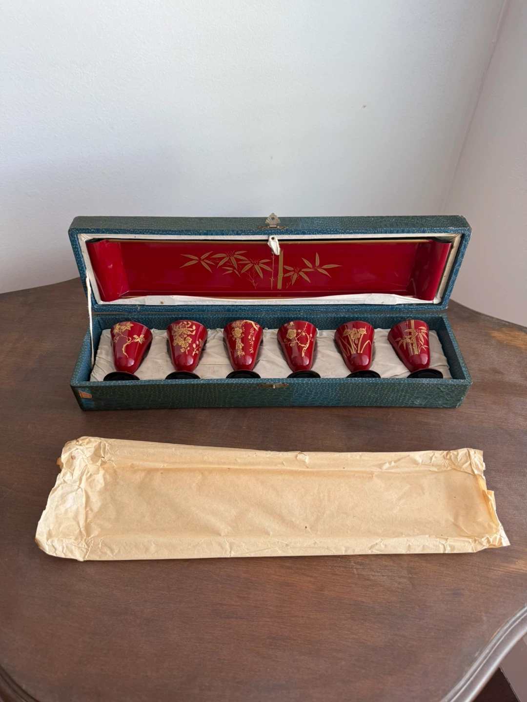 Set of 6 Red Lacquered Sake Cups with Decorative Tray - photo 2