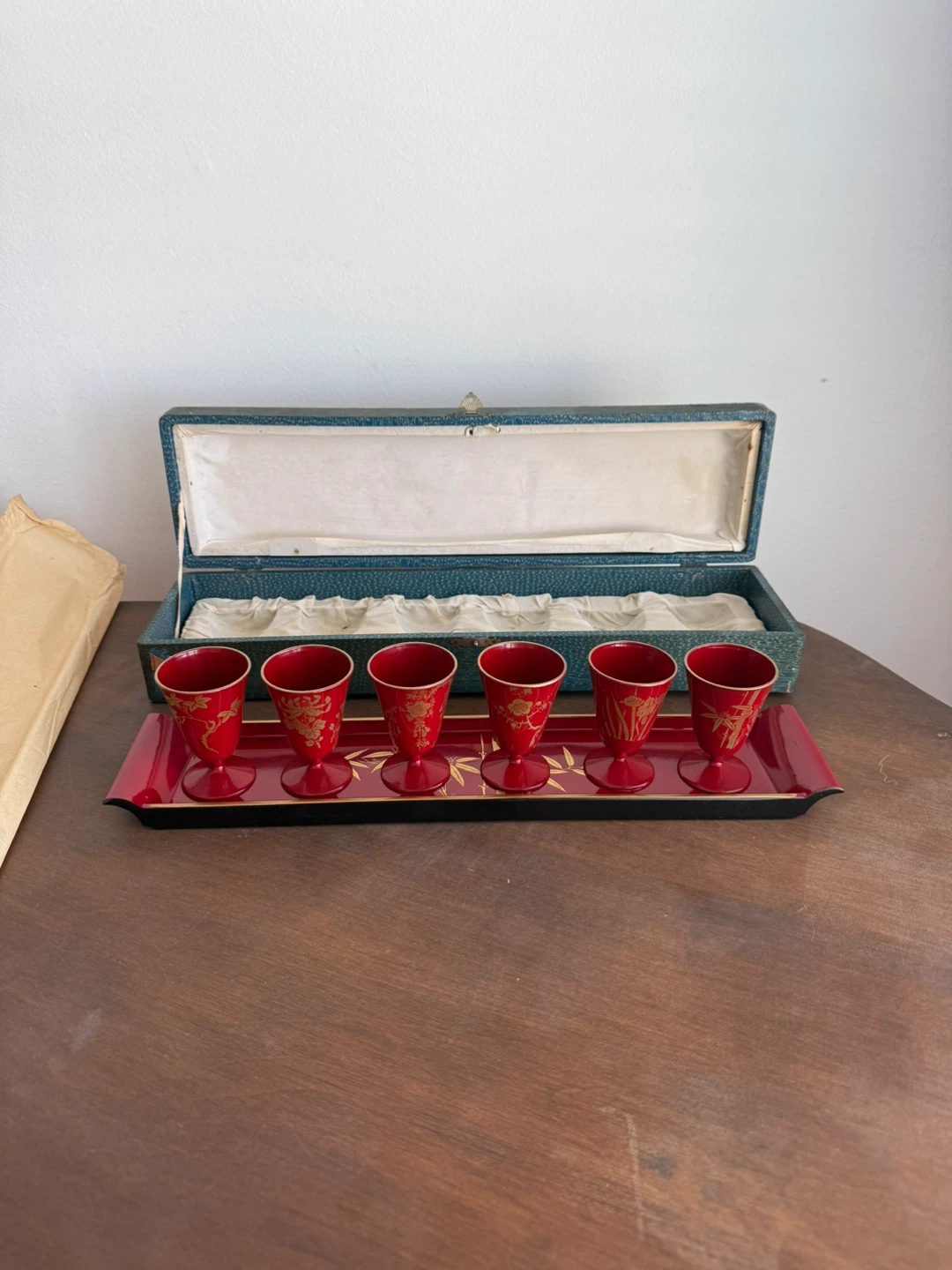 Set of 6 Red Lacquered Sake Cups with Decorative Tray - photo 5
