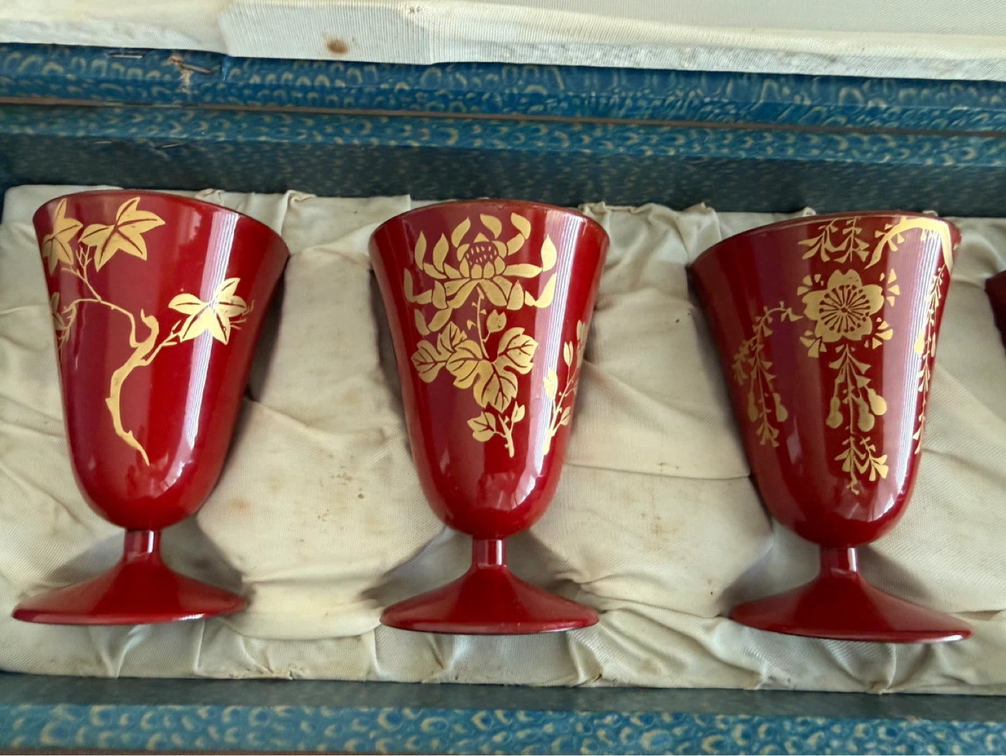 Set of 6 Red Lacquered Sake Cups with Decorative Tray - photo 4